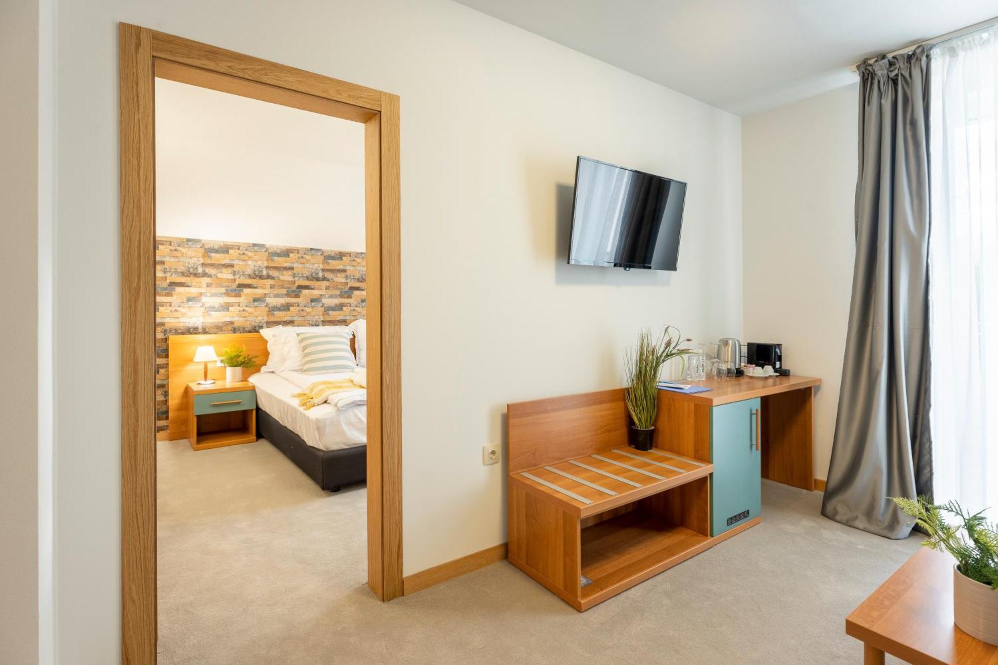 103 View Park Hotel Паничище Екстериор снимка